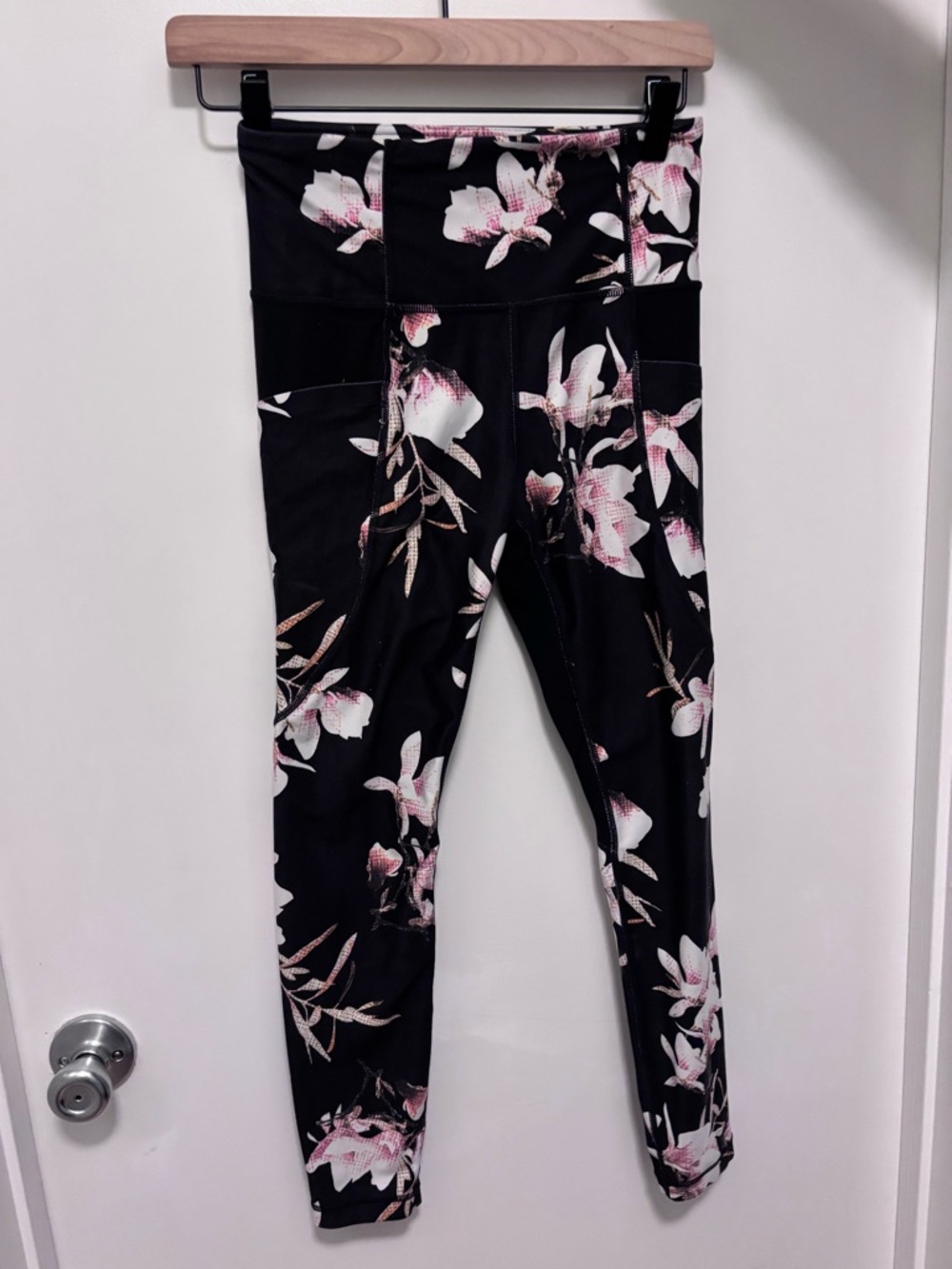 Athleta Stash Pocket Floral Salutation Tights Leggings XS EXTRA SMALL black pink